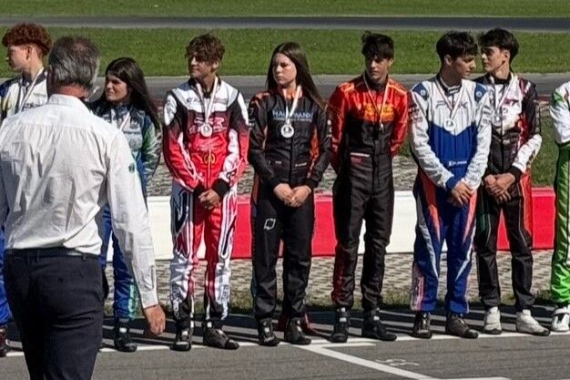 Anja Levar (v sredini) med predstavitvijo finalistov.