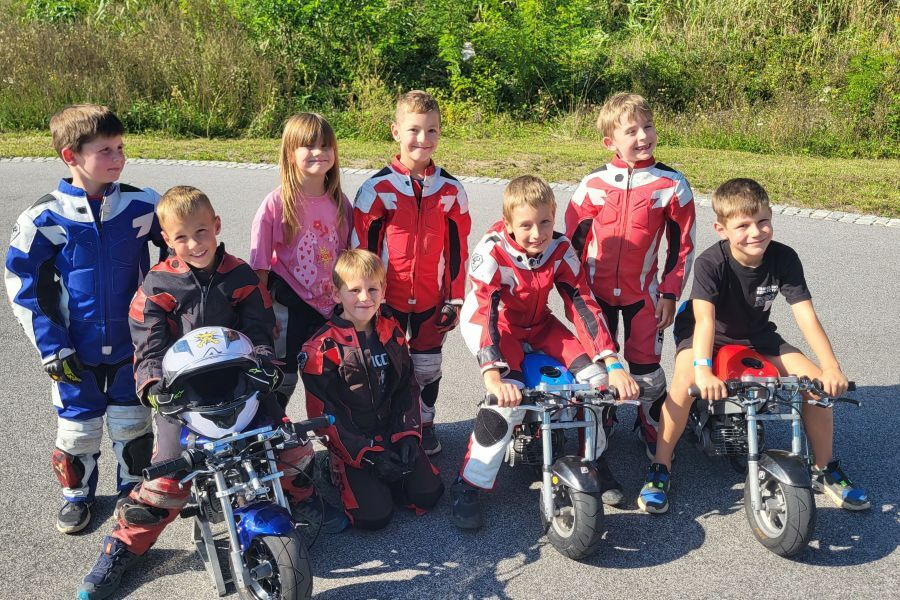 Otroci so s širokimi nasmehi na obrazih kazali zadovoljstvo, da so lahko preizkusili, kako je voziti na različnih motorjih za motokros, trial in mini cestno hitrostni motociklizem ter v gokartu.