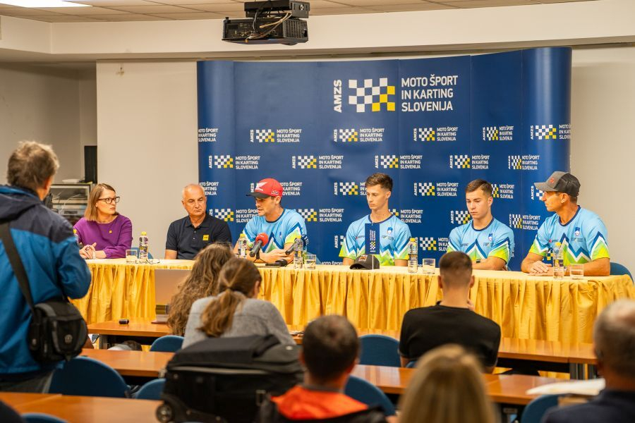 Člani slovenske motokros reprezentance pred predstavniki medijev na novinarski konferenci na sedežu AMZS.