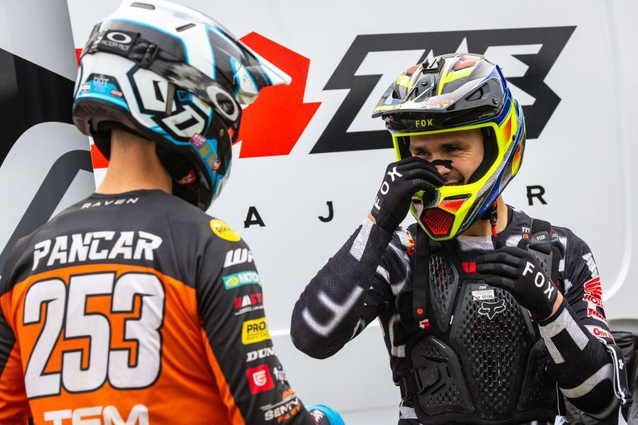 Jan Pancar in Tim Gajser v pogovoru pred treningom na radizelski progi.