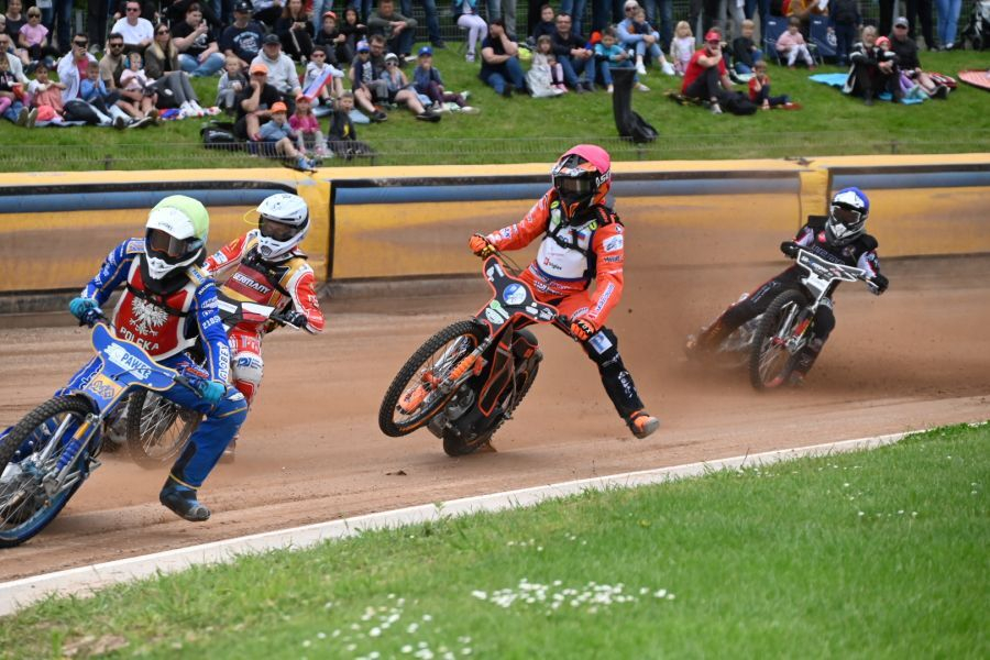 Sven Cerjak (drugi z desne) bo med favoriti za naslov evropskega prvaka v speedwayu za voznike od 12 do 16 let na 250 kubičnih motorjih.