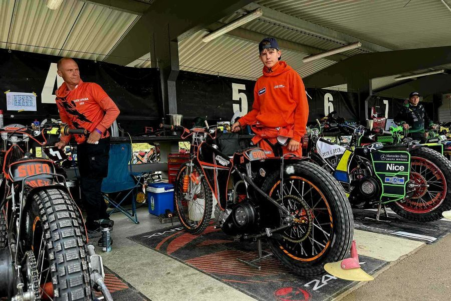 Sven Cerjak (desno) se domov vrača s 13. mestom, s katerim zagotovo ni zadovoljen. Levo pri motorju Denis Štojs. (Vir/Facebook)