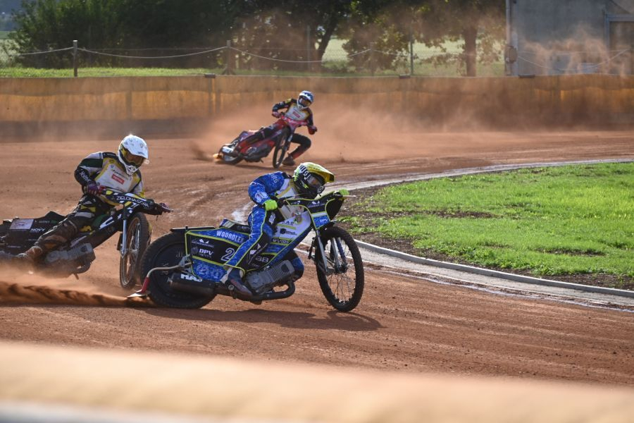 Matic Ivačič (spredaj) je v najboljšem položaju v lovu na naslov državnega prvaka v speedwayu po prvi dirki v Petišovcih.
