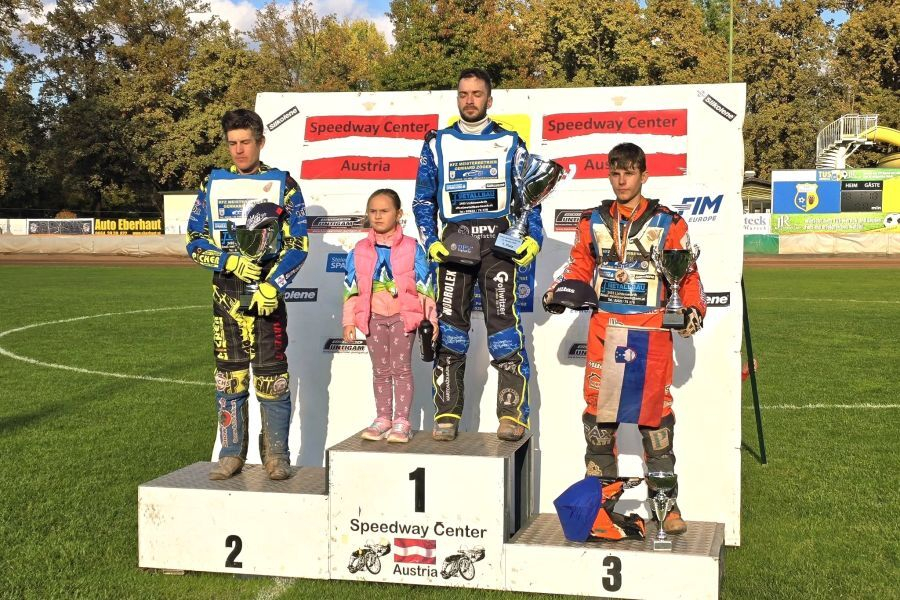 Prvi trije z dirke v Murecku: Matic Ivačič prvi, Daniel Gappmaier drugi in Sven Cerjak tretji.