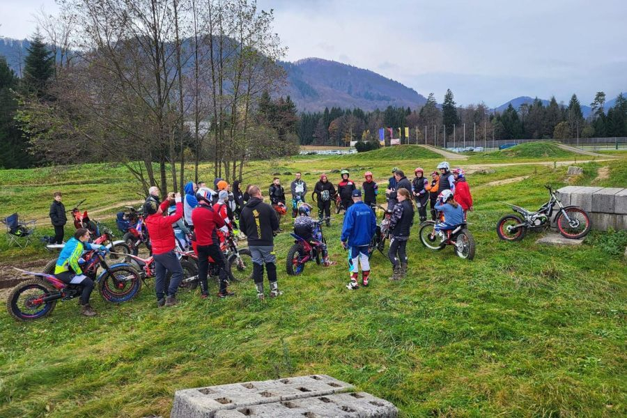 Udeleženci trial treninga v AMZS Centru varne vožnje na Vranskem.