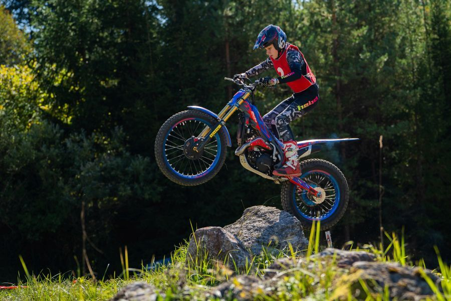 Lovro Setnikar med vožnjo in obvladovanjem motorja na eni od ovir na preizkušnji v Kočevju.