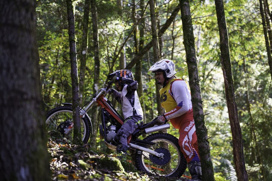 Državno prvenstvo v trialu se bo končalo v začetku oktobra s preizkušnjo v Idriji. Na fotografiji: Tomi in Marcel Selič z lanskoletne preizkušnje na eni od sekcij na Karbidovki.