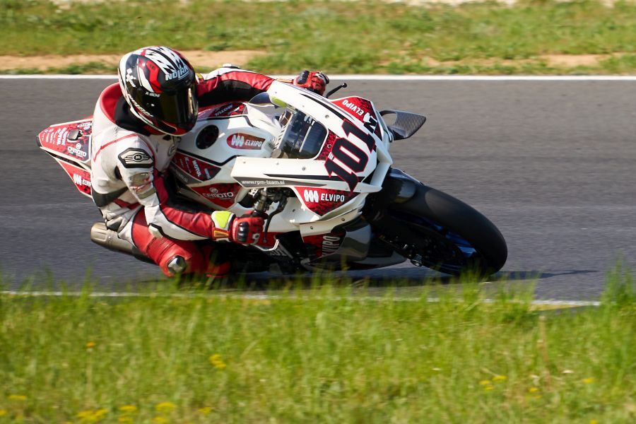 Albin Štern (101) je v razredu superbike zanesljivo dobil aprilsko dirko na dirkališču Pannonia Ring.