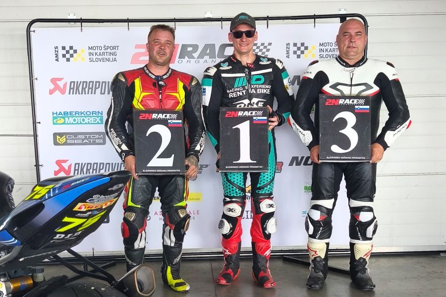 Prvi trije na dirki razreda supersport 600: Domen Lipnik (1), Benjamin Bele (2) in Dejan Ločnikar (3).