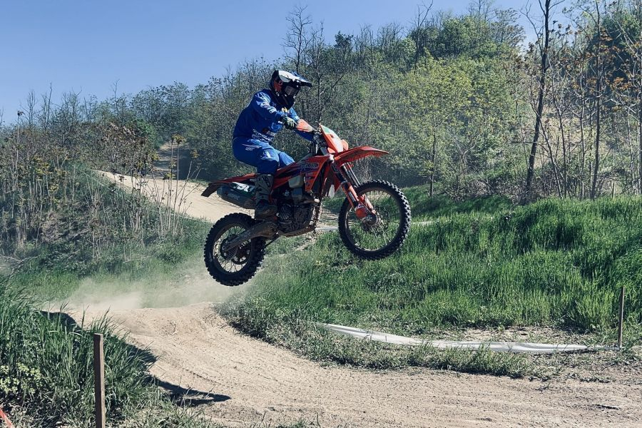 Gal Hauptman je na uvodni dirki evropskega prvenstva v enduru na Madžarskem "letel" do tretjega mesta.