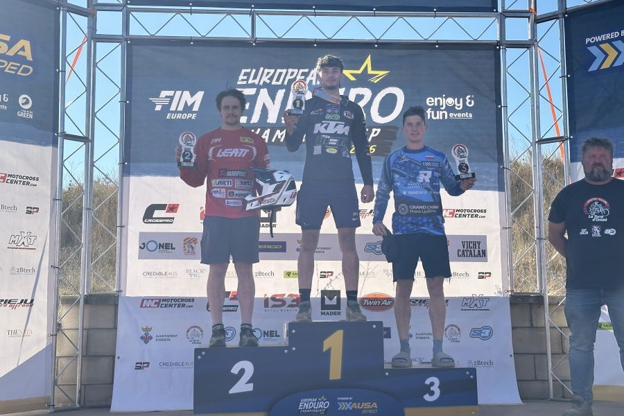 Kar dva slovenska voznika na zmagovalnem odru v Španiji: drugi Gal Hauptman in tretji Nace Jelenc. Zmagovalec Nico Guastini.