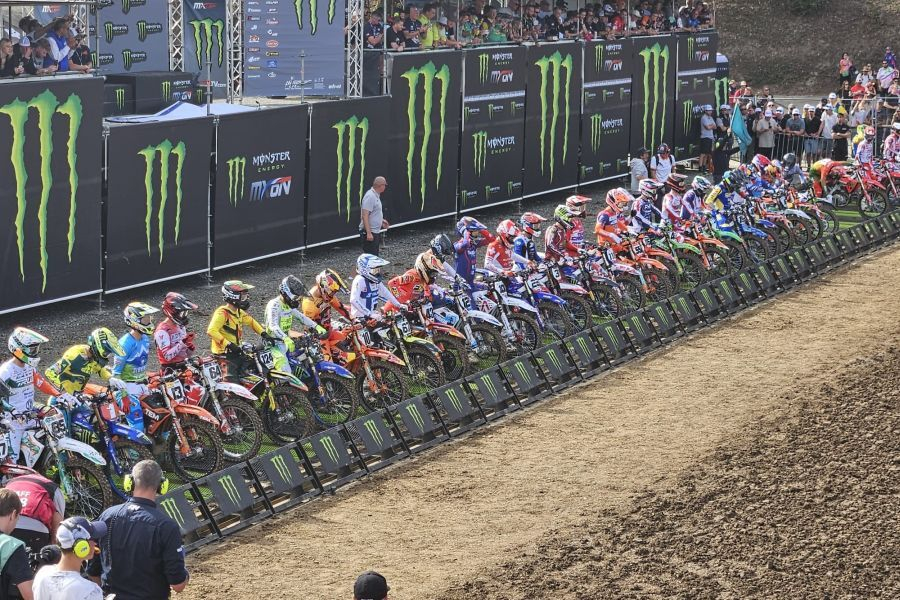 Jan Pancar (tretji z leve) na štartu kvalifikacijske vožnje razreda MXGP.