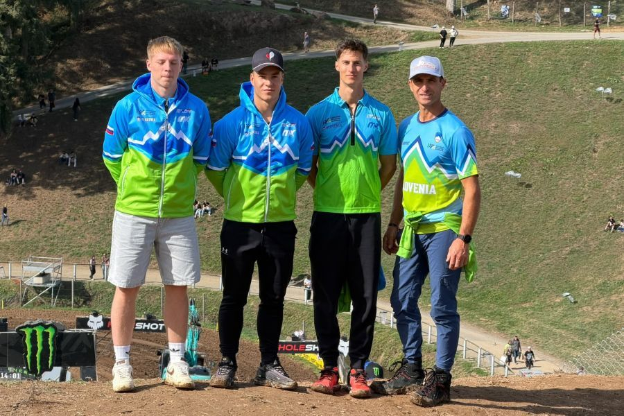 Slovenska motokros reprezentanca v Erneeju na Pokalu narodov 2026 (z leve): Lukas Osek, Jaka Peklaj, Jan Pancar in selektor Sašo Kragelj.