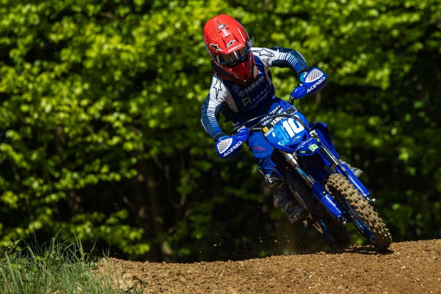 Matic Maček (10) je v Sevlievu potrdil dobro formo v razredu EMX 65 in se je zanesljivo uvrstil v finale, ki bo julija na Češkem. (Foto/Arhiv AMZS)