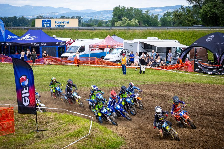 Prizor z ene od voženj razreda MX 65 z letošnje majske dirke na Prilipah. V prvi ovinek po štartu je najhitreje pripeljal Maks Sedlašek (315).