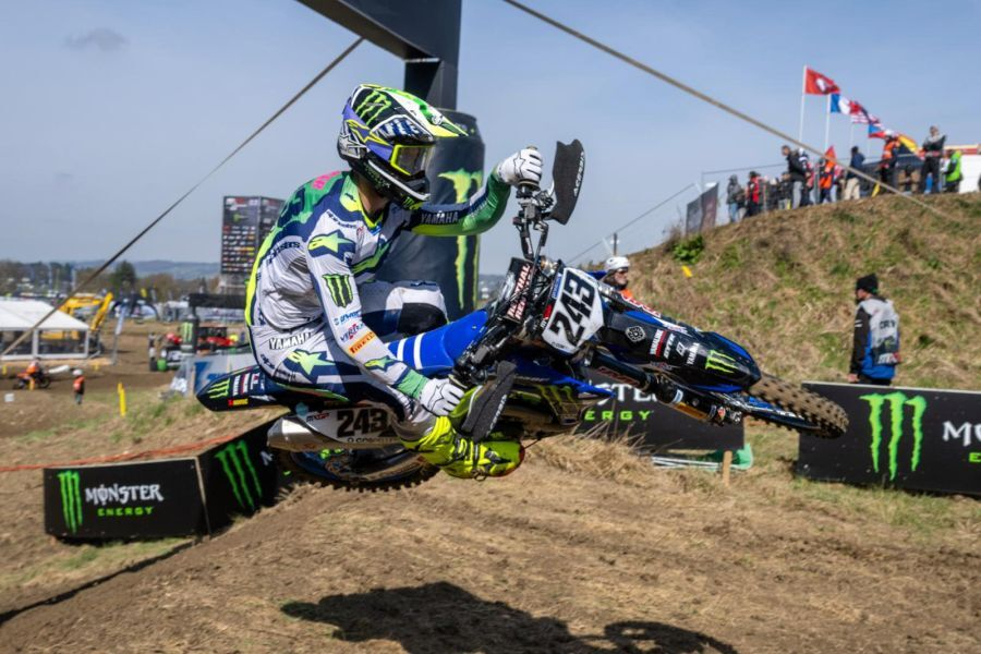 Tim Gajser (243) v atraktivnem skoku z Yamaho.