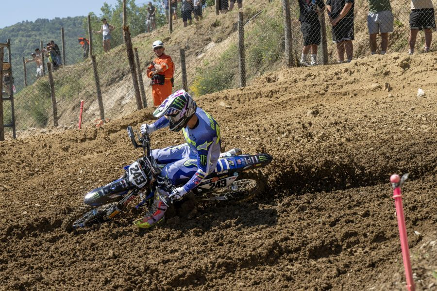 Tim Gajser (243) je v drugi vožnji prvi prečkal ciljno črto.