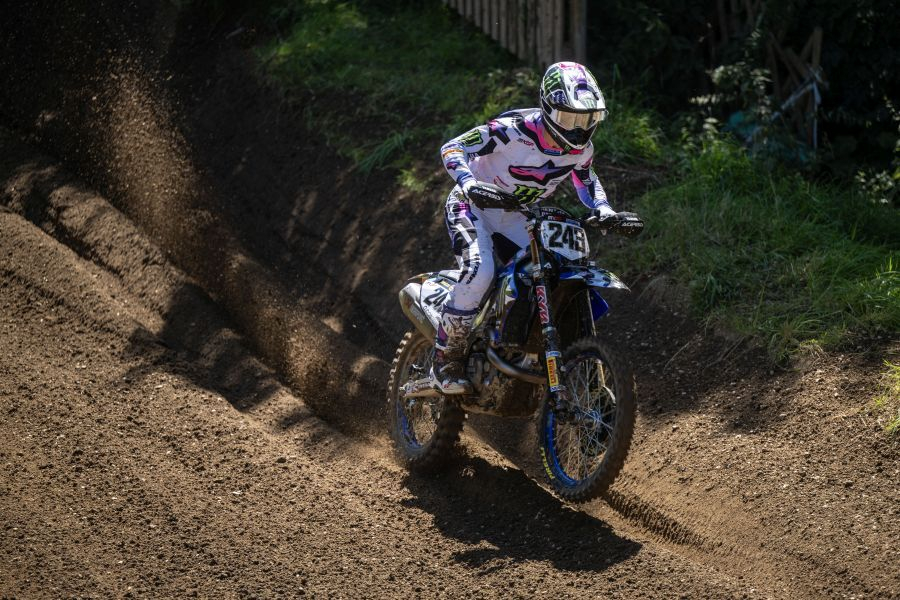 Tim Gajser (243) je v drugi vožnji odpeljal bistveno bolje kot v prvi.