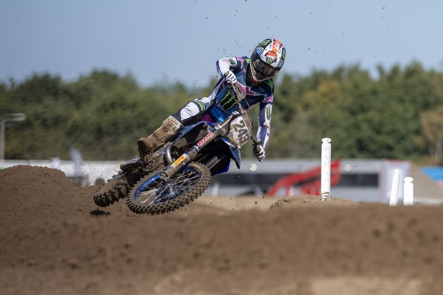 Tim Gajser (243) je na mehki in zelo zahtevni podlagi na progi Stedelijk Motorcrossterrein v Lommlu vknjižil pete zmagovalne stopničke v sezoni.