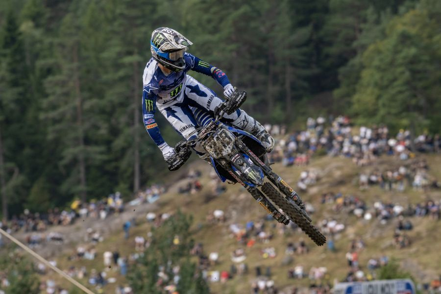 Tim Gajser (243) na enem od atraktivnih skokov na progi na Švedskem.