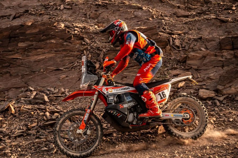 Toni Mulec (16) je po prvem tednu 48. relija Dakar v absolutni konkurenci skupno na izvrstnem 11. mestu, v razredu rally 2 pa je celo odličen drugi.