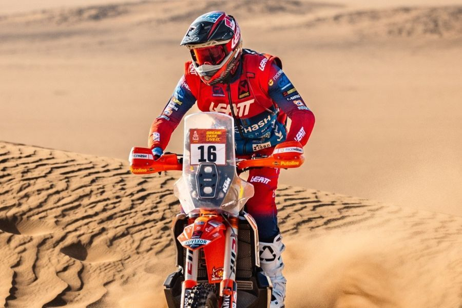 Toni Mulec (16) med vožnjo na eni od etap 48. relija Dakar.