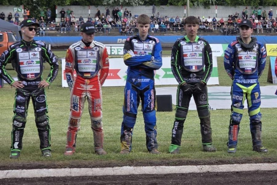 Anže Grmek (prvi z desne) je imel v Debrecenu s štartno številko ena tokrat smolo, saj mu je pošteno otežila dirkanje.