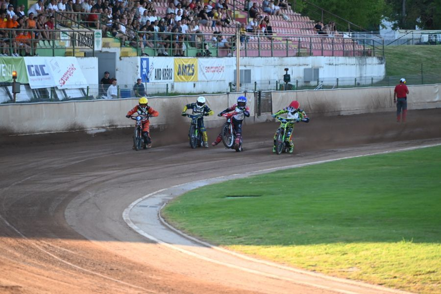 Sven Cerjak (skrajno levo) je bil do zadnje vožnje na stadionu Matije Gubca v Krškem v igri za napredovanje v finalno serijo prvenstva Speedway Grand Prix 2.