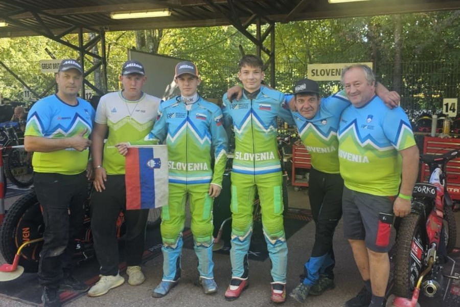 Slovenska reprezentanca na dirki v Pockingu v Nemčiji, za katero sta vozila Sven Cerjak (tretji z leve) in Gregor Zorko (tretji z desne).