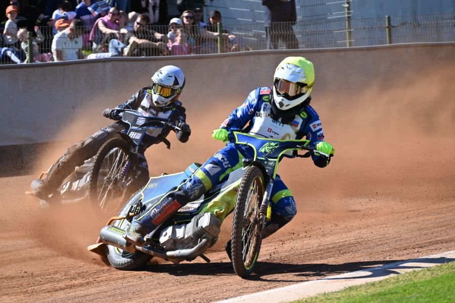 Anže Grmek (spredaj) bo v Debrecenu na dirki voznikov do starosti 24 let med tistimi, na katerega bo usmerjenih veliko pogledov ljubiteljev speedwaya.