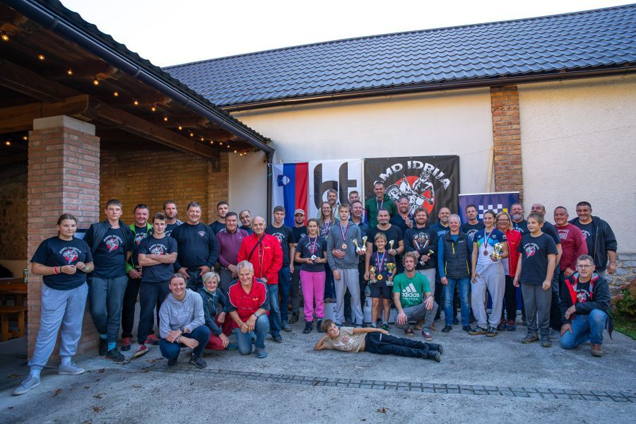 Po koncu tekmovanja in slovesni podelitvi so se vsi udeleženci in organizatorji za spomin postavili še pred fotografske objektive.