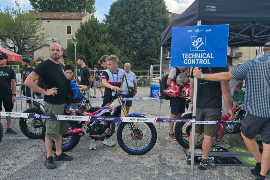 Lovro Setnikar z motorjem na tehnični kontroli, levo oče Klemen.