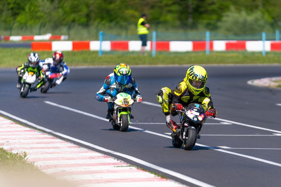 Mladi motociklisti so ročico za plin na ciljni ravnini v AMZS Centru kartinga in motošporta brez strahu odvijali do konca.