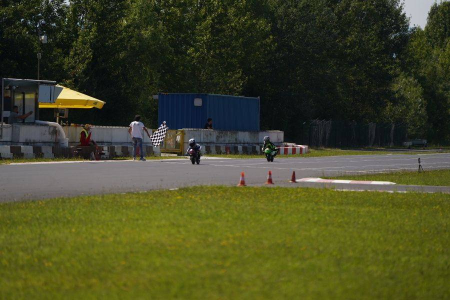 V AMZS Centru kartinga in motošporta v Slovenji vasi vozniki niso podlegli vročini, ampak so poskrbeli za zanimive in napete boje na progi.