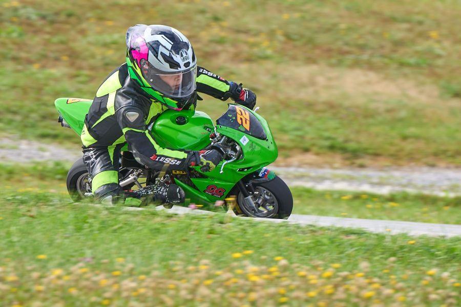 Kristjan Možina (22) brani prvo mesto v skupnem seštevku razreda minimoto 10.