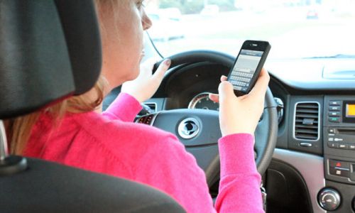 Uporaba mobilnega telefona med vožnjo prepovedana povsod v EU