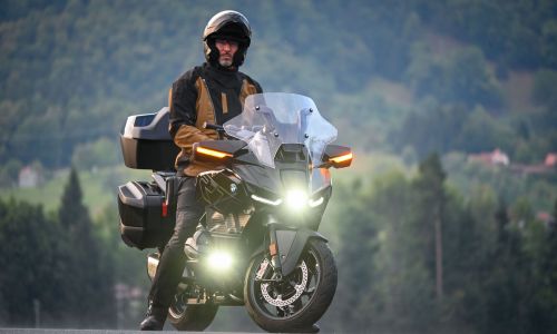 Na motorju: Svetlobno prebujanje na dveh kolesih