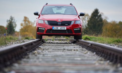 AMZS test sistemov prilagodljivega vzmetenja v sedmih avtomobilih