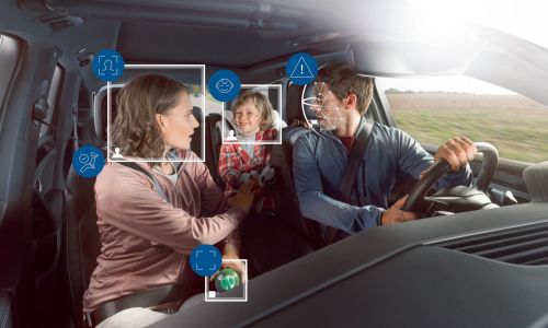 Pregled sistemov za nadzor pozornosti voznika in notranjosti avtomobila