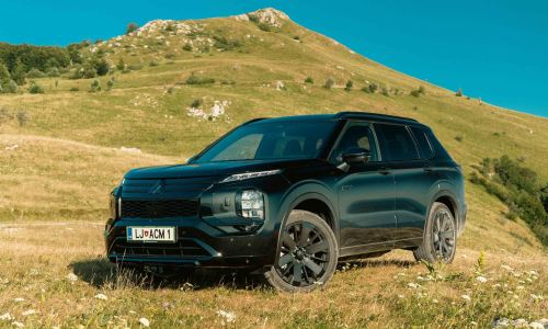 Panorama: mitsubishi outlander 2.4 PHEV black edition