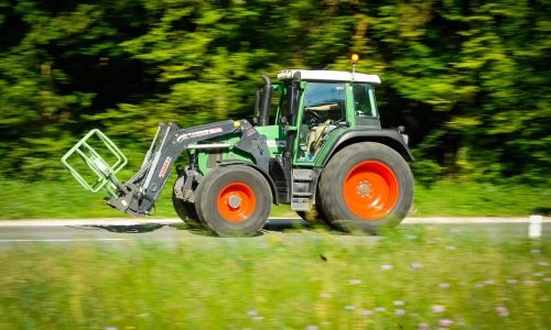 Za volanom traktorja: S polja, travnika in gozda na cesto …
