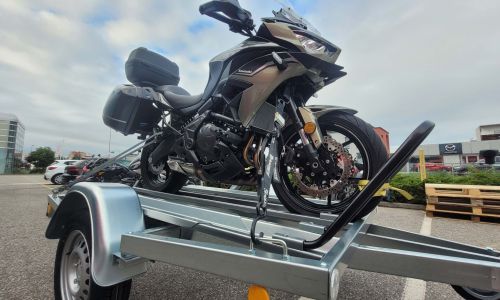 Na motorju: Tudi motocikel potrebuje prevoz …