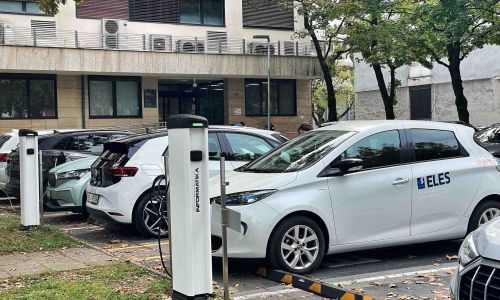 Na elektriko: Polnjenje električnega avtomobila med parkiranjem v službi