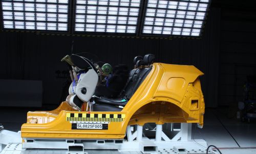 Pozor: dva nevarna otroška varnostna sedeža! (VIDEO)