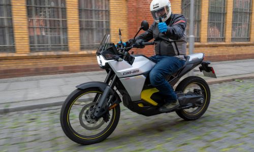 Na motorju: Po Berlinu na električnem Can-amovem motociklu