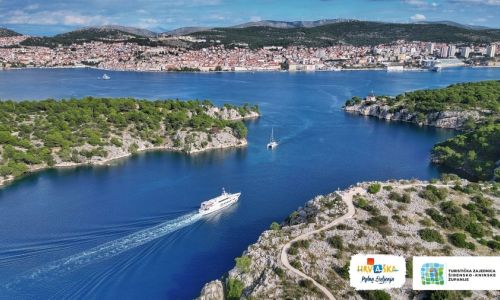 Jesen ob morju: Šibenik in Primošten z izleti, toplim vremenom in AMZS popusti na kampiranje in mobilne hišice