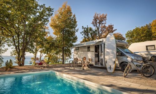 Poletni oddih v Aminess kampih: udobje za starše, zabava za otroke, ugodnosti za člane AMZS