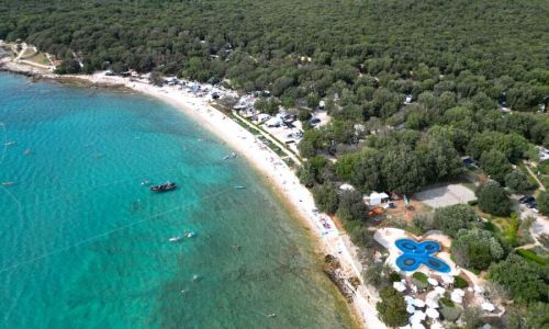Bale in kamp Mon Perin - zgodba o uspehu, lokalni povezanosti in kampiranju ob prekrasnih plažah