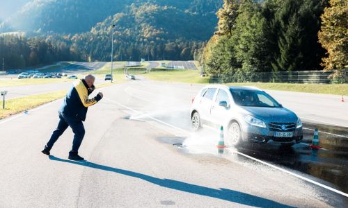 Osvežitvene vožnje starejšim voznikom vračajo samozavest za volanom