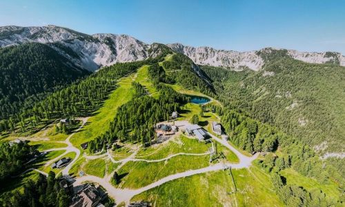Poletna ponudba na Peci in kaj ponuja gorski svet nad Koroško – dodatne ugodnosti za člane AMZS